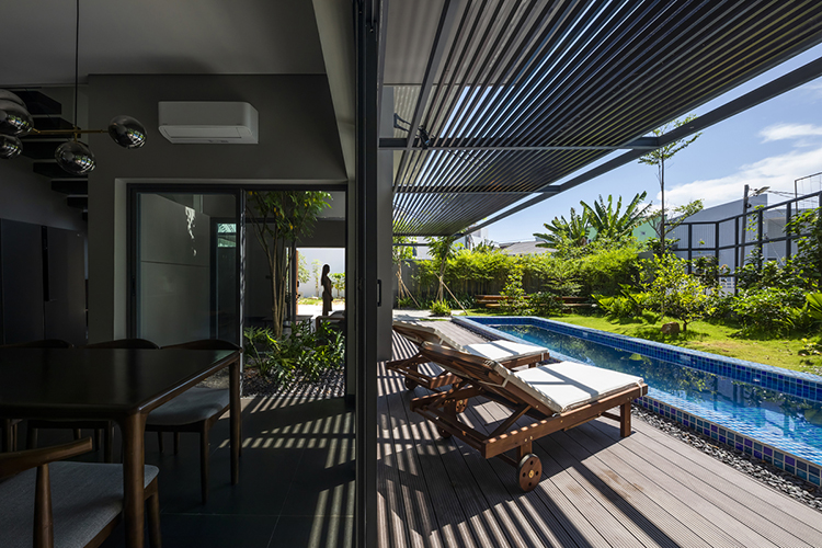 Tầng trệt của Bi House có đầy đủ tiện nghi như sân vườn, bể bơi, phòng sinh hoạt chung được thiết kế dạng mở liền mạch