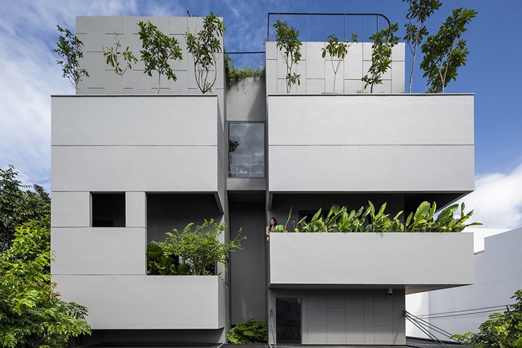 Ngôi nhà mang tên Bi House nằm ở vùng ngoại ô thành phố Nha Trang với diện tích xây dựng 80 m2. 