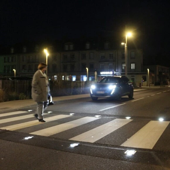Pháp trang bị đèn LED ở vạch sang đường cho người đi bộ