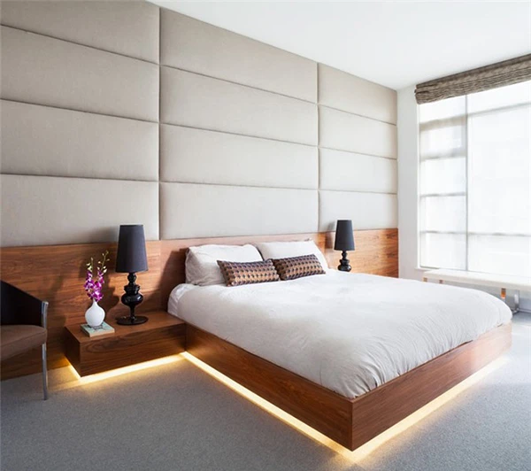 Giường ngủ gỗ tự nhiên cùng với ánh đèn vàng càng làm tăng thêm sự ấm cúng, dễ chịu của căn phòng ngủ này