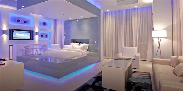 Một gợi ý tuyệt vời cho những ai thích một căn phòng ngủ all white mà vẫn nổi bật bằng việc sử dụng ánh sáng đèn LED màu xanh