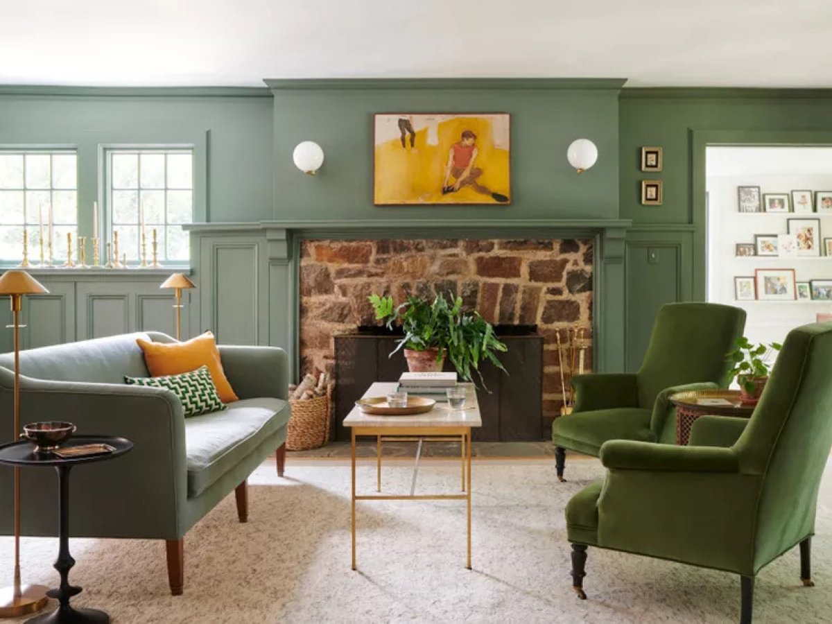 Quan niệm phòng khách tối giản phải hoàn toàn màu trắng không hẳn phù hợp. Căn phòng đơn sắc trên đây là một ví dụ điển hình. Để thêm màu sắc cho phòng khách mà không bị rối mắt, hãy chọn một màu duy nhất với thiết kế tinh tế. Ở đây, căn phòng được thiết kế với tường màu xanh tạo ra không gian thanh bình, cùng ghế sofa và ghế bành chất liệu nhung cùng tông màu. Những điểm nhấn nhỏ là các vật trang trí màu vàng giúp không gian ấm áp hơn.  