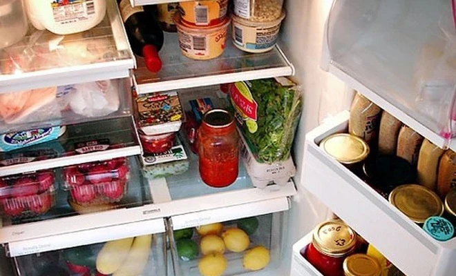 Giữ quá nhiều thức ăn thừa trong tủ lạnh