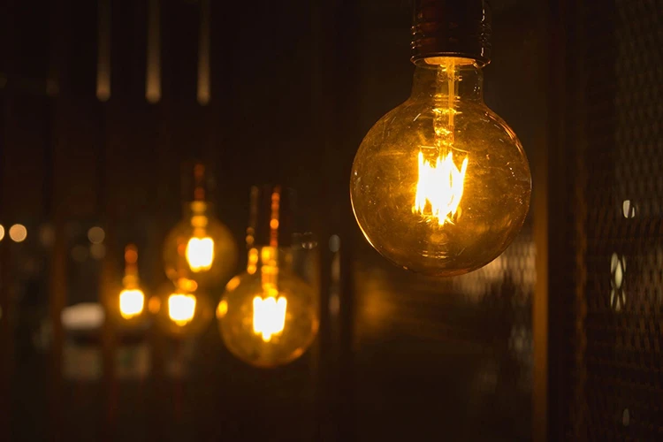 Sử dụng bóng đèn sợi đốt có thể là nguyên nhân làm tăng tiền điện mỗi tháng.