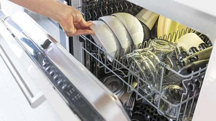 Sử dụng máy rửa bát và máy giặt thường xuyên cũng được xem là nguyên nhân làm tăng hóa đơn tiền điện.