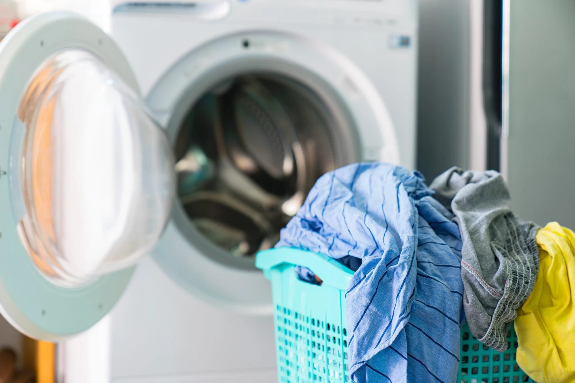 Sử dụng máy sấy quần áo trong những ngày hè cũng là một nguyên nhân khác làm hóa đơn tiền điện tăng cao.