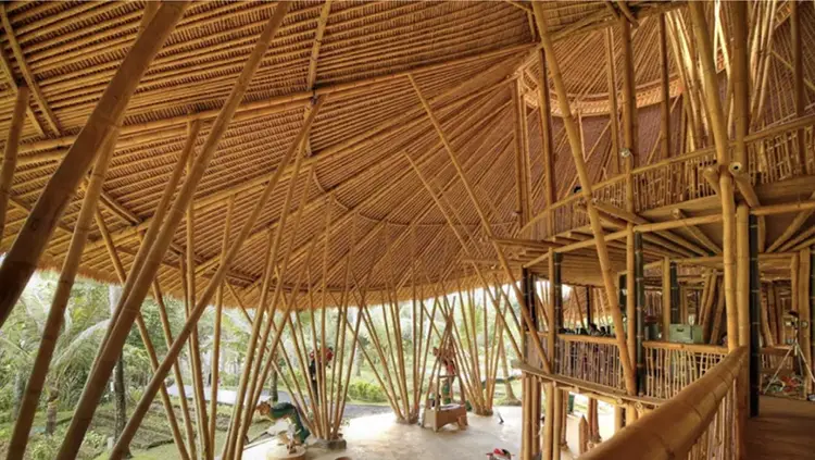 Ứng dụng vật liệu tre trong hệ kết cấu tháp Hyperbol xoắn của Bamboo U, Bali, Indonesia.