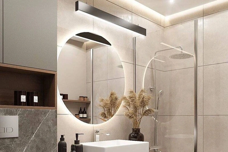 Trong phòng tắm, đừng bỏ qua việc lắp đèn trên gương. Ánh sáng từ đèn gương sẽ cân bằng ánh sáng trong phòng tắm và giúp hình ảnh phản chiếu của bạn trở nên lung linh hơn