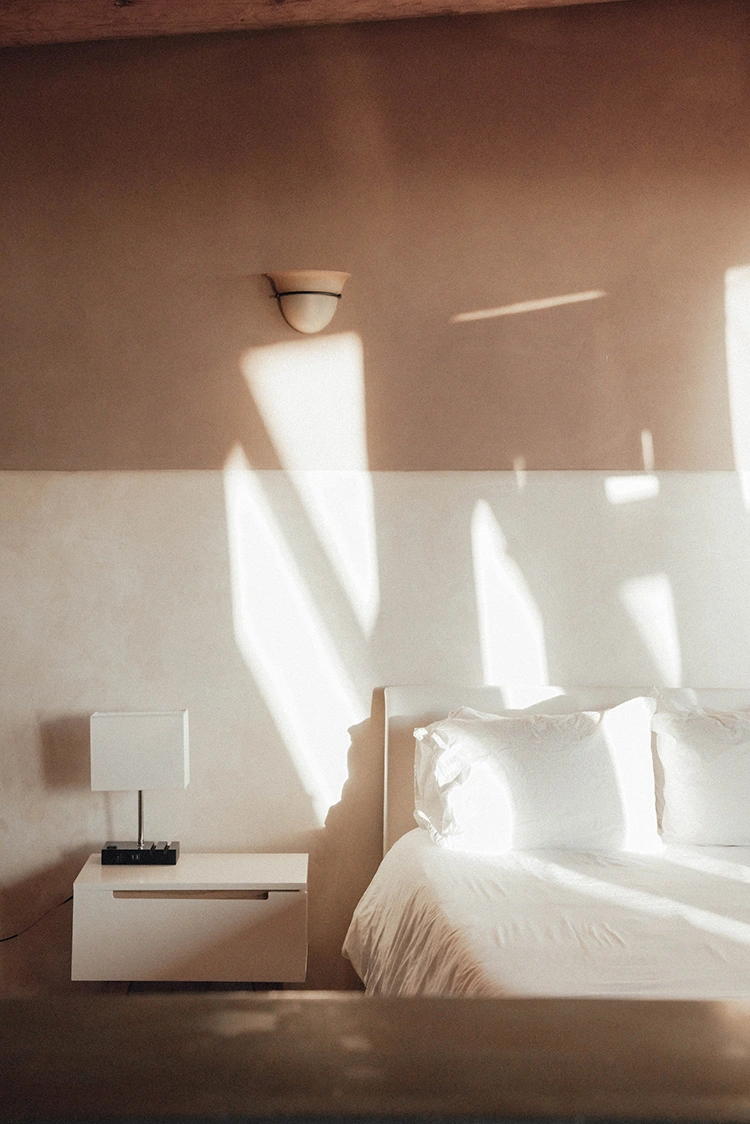 Trong phòng ngủ, bạn nên ưu tiên lựa chọn đèn LED tự động cho hốc tủ quần áo, ngăn bàn để tạo ra ánh sáng dịu nhẹ và làm điểm nhấn giúp các món đồ nội thất trở nên đặc biệt